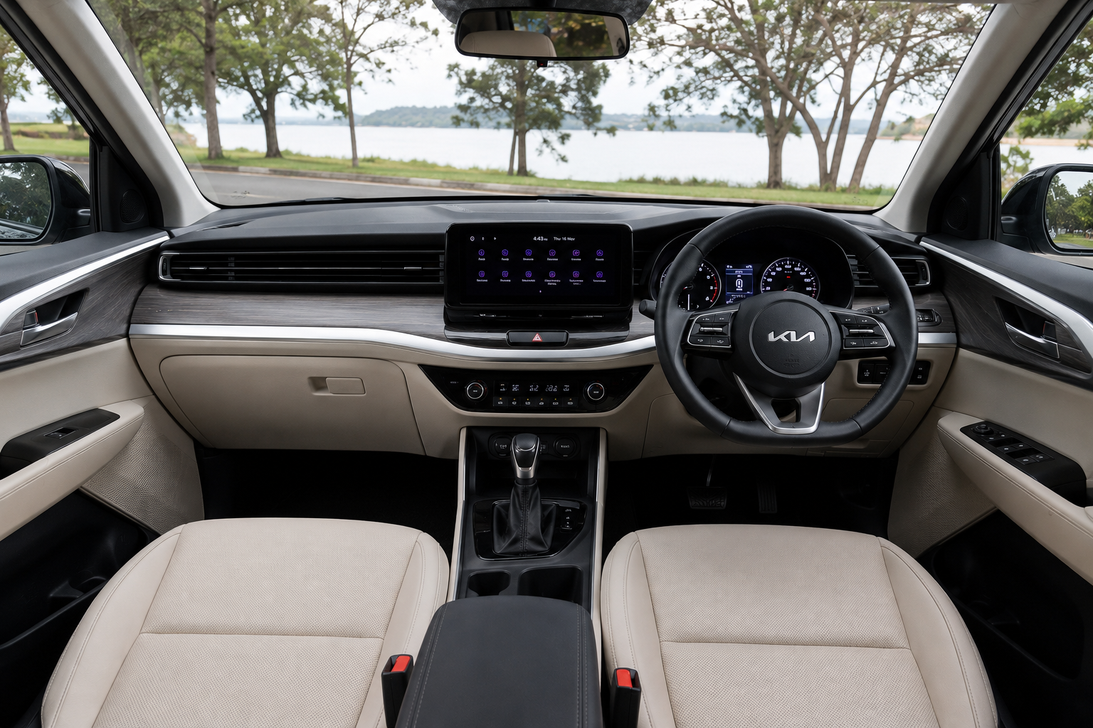 Kia Carens image 1
